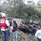  El bus quedó volcado luego del accidente.  
