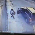  Los ladrones sacaron el dinero en sacos. 