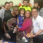  Los hinchas hicieron largas colas para sacarse una foto.  