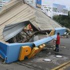  El fenómeno, que duró aproximadamente 30 minutos, hizo que colapse el techo de una gasolinera ubicada en el sector de San Lorenzo, al ingreso al  malecón. 