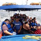  Turistas se transportan en lancha. 