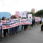  Los arroceros mantienen obstaculizado el paso por la vía.  