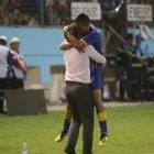  Andrés Chicaiza celebrando el gol con el técnico Fabián Bustos. 