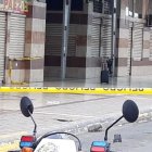  En los videos de seguridad de La Terminal Terrestre se aprecia a un ciudadano llevando la maleta y luego la deja abandonada para desaparecer en segundos. 