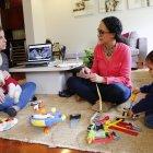  La arquitecta, Isabel Jácome (i), y la licenciada en comunicación, María Cecilia Holguín (c), juegan con el hijo de Holguín. Estas profesionales crearon un emprendimiento que ahora ofrece una salida flexible a muchas mamás ecuatorianas. 