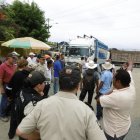  Los policías tuvieron que intervenir para que se despeje la vía.  