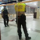  Los presentes, para salvar su integridad física, se lanzaron al piso, mientras varios de testigos pudieron observar a un sujeto que disparaba en contra de una chica. 