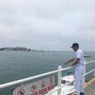  El marino señala el lugar donde ocurrió la emergencia.  