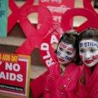   Activistas con la cara pintada participan en una campaña de concienciación del VIH. 