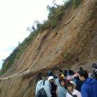  El deslave ocurrió cuando las personas cruzaban a pie el tramo que permanece cerrado al transito vehícular.  