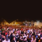  La desesperación de los fanáticos por ver a sus ídolos musicales fue tal, que terminaron rompiendo las vallas en la Concha Acústica. 