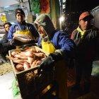  En la madrugada  llegan los camiones con mariscos de varias provincias de la Costa para comercializarlos. 