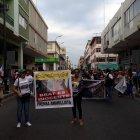  Los defensores de los animales salieron a exponer su reclamo en las calles. Exigen el bienestar del perro y no su muerte.  