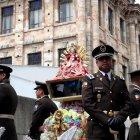  La imagen religiosa fue custodiada por miembros de la Policía Nacional durante el recorrido. 