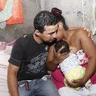  Luis Zambrano y Éricka Manjarrés, con su bebé de dos meses de nacido. 