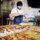  Pedro Alvear es el pizzaiolo del restaurante.  