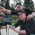  Felipe (con muletas) da las indicaciones al equipo de trabajo. Reconoce que por su enfermedad se cansa, pero su pasión hace que retome las fuerzas.  