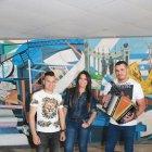  En la gráfica, los vocalistas Joel  Atencio y Andrea Rojas junto al director  y acordeonista Juan Carlos Berrocal. 