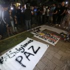  Familiares y amigos de los tres estudiantes desaparecidos durante una manifestación en Guadalajara.  