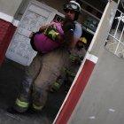  Los bomberos tuvieron que desarmar el electrodoméstico para poder rescatar a la pequeña, sin que sufriera alguna laceración  fractura.  