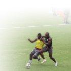  Jonathan Betancourt (i.) y Dinamita Guerrón (d.) disputan un balón durante el entrenamiento. Ambos juegan como extremos. 