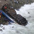  Personal de emergencia trabaja para rescatar los cuerpos de los pasajeros. 