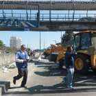  Por 24 horas permanecerán cerrados los carriles de la Av. del Bombero, tiempo en el cual se desarrollarán labores de desmontaje de la infraestructura afectada y la recogida de escombros. 