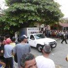  Agentes realizan el levantamiento del cadáver. 