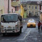  En la calle Cumandá los camiones también se instalan de lado y lado. Ahí, además del malestar en temas de movilidad, dejan basura. 
