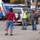  José Delgado se alista para ganarse un espacio en la vía pública y ponerse a cuidar carros. 