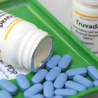  La PrEP contiene emtricitabina y tenofovir, compuestos que evitan que el virus se multiplique. Estos dos medicamentos también se emplean en los antirretrovirales porque reducen la cantidad del virus en la sangre y le impiden multiplicarse. 