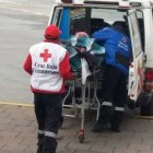  Personal de emergencia traslada a la madre y a la niña a una casa de salud. 