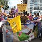  Las mujeres salieron con pancartas a exigir sus derechos.  