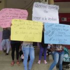  Familiares de los detenidos esperaban la diligencia para ver a sus parientes.  