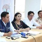  Gregorio Rosero ( i ) junto a la representante del ejecutivo, Marisol Peñafiel (d) 