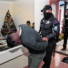  Se las daba de policía con una falsa credencial. Lo cogieron luego de robarse 1.500 ‘latas’. 