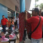  Comercio. Randin Suárez es venezolano, un ingeniero civil que camina en la bahía de Guayaquil vendiendo pantalones. Trabaja 10 horas diarias. Para llegar a Guayaquil caminó 30 días.  