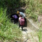  Los niños que van a la escuela cruzan el túnel y recorren aproximadamente 50 metros. 