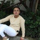  El cantante ecuatoriano Frankel, quien reside en Alemania, busca abrirse camino en la música. Canta en un bar en el que trabaja.  