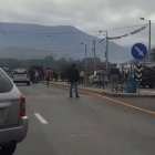  Una fuente informó que el hecho se registró tras un accidente de tránsito en la parroquia Salinas. Al parecer una wincha trató de llevarse uno de los carros implicados cuando la gente trató de impedirlo.  