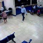  Los tres tipos ingresaron a las 13:31 del martes y luego de 56 segundos salieron con el botín. 