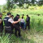  La tía de la joven desaparecida llegó al sitio del hallazgo para confirmar si era ella. 