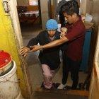  Carmen Moreira ya casi no puede subir escalones. Pierde la fuerza de su musculatura. 