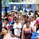 Imagen referencial. Multitud de personas en Guayaquil. 