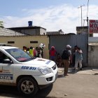  Los allegados de la víctima, en los exteriores de la casa donde se encontró a la mujer. 