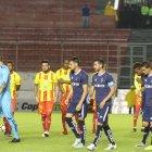  Ambos elencos salieron al gramado cinco minutos antes de que empiece el partido (19:10) y esperaron de pie los 40 minutos reglamentarios antes de retirarse. Cuando el tiempo se cumplió, los jugadores se retiraron a los camerinos. 