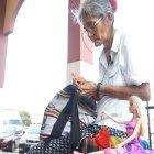  Sus fieles compañeras son dos Barbies a quienes ha bautizado como Mily y Pily. 