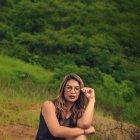  Es reportera y presentadora de radio y televisión. Le encanta hacer borde del campo. Fue figura del reality Combate. 