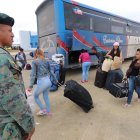  Las autoridades habilitaron un servicio de transporte gratuito para los venezolanos. 