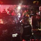  El carro en el que se movilizaban quedó destruido en su parte frontal.  